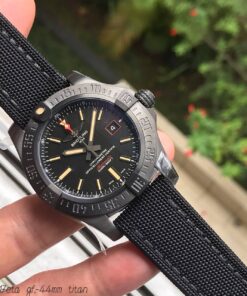 BREITLING AVENGER BLACKBIRD 44MM PRETO